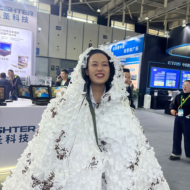 焦点工作人员身披红外隐形衣正面图